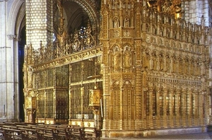 1TO_KA IN Toledo_kathedraal_ingang van koor met hekwerk met goud 