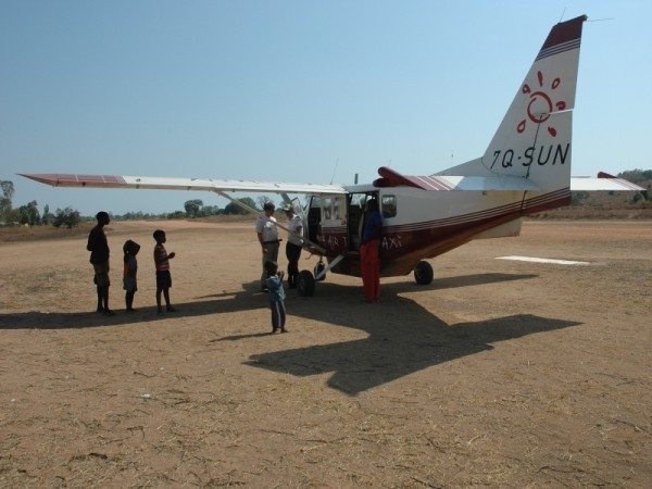3407_vliegtuig en landingsbaan Likoma