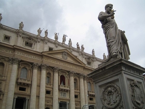 z Vaticaanstad_Sint-Pieters plein met standbeeld paus Pius IX