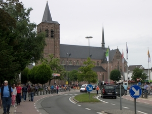 Sint-Pietersbandenkerk Lommel op de kerkplein