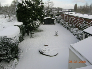 1057.sneeuw in tuin-mrt-08