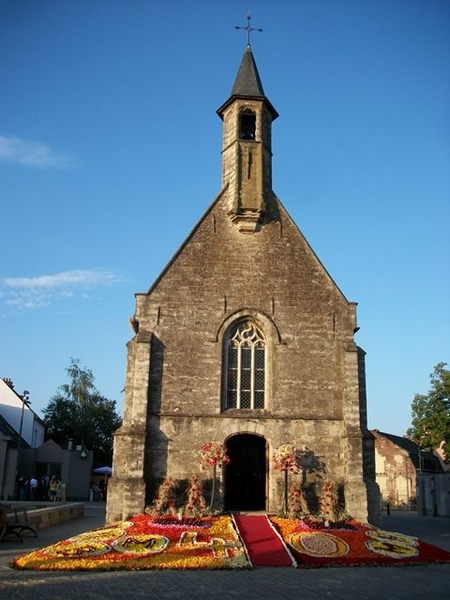 002-St-Gudula-kapel met bloementapijt