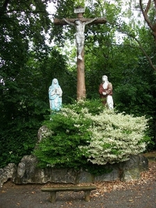 036-Kristusbeeld aan kerkhof in Loonbeek