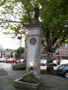 097-Vrijheidsboom en bronmonument uit 1906-Huldenberg