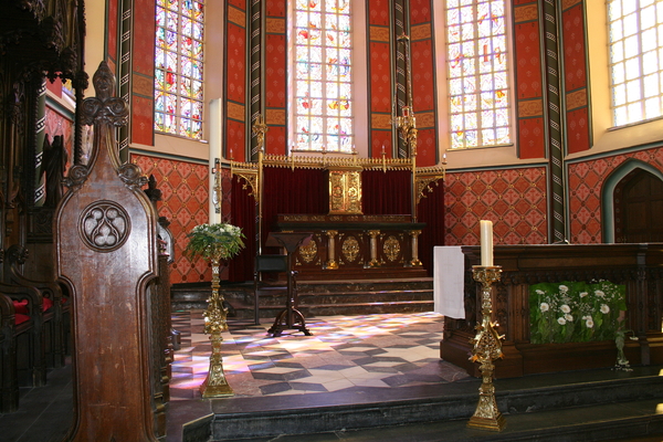 Koksijde Dorp - Binnenzicht gerenoveerde kerk.