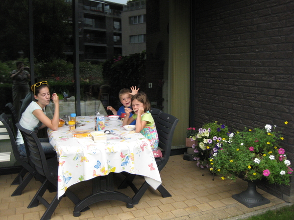 20) Ijsje eten aan de terrastafel