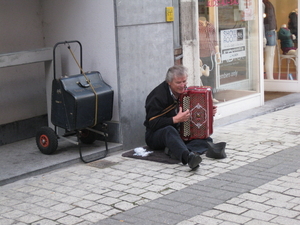 03) Een straatmuzikant met zijn accordion