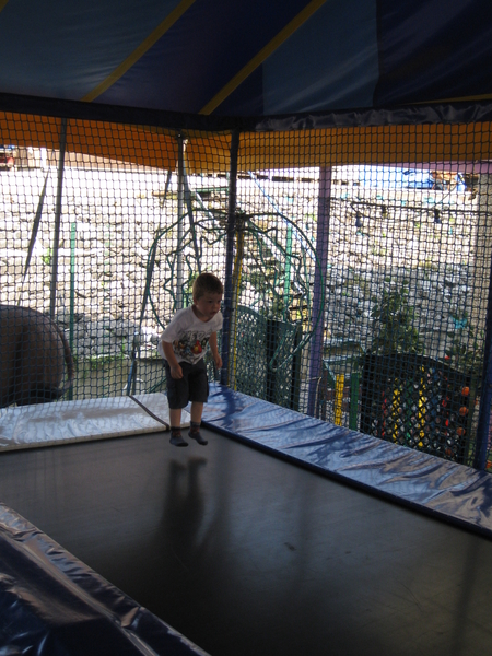 29) Ruben op de trampoline