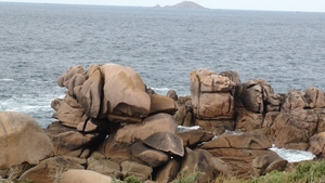 Cap Frhel, rotswanden uit rode zandsteen, zwarte leisteen, gran
