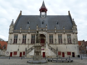 076-Sadhuis met 6 graven van Vlaanderen in de gevel