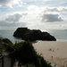Zuid-Wales 2011-mooi die rotsen half in zee en op het strand
