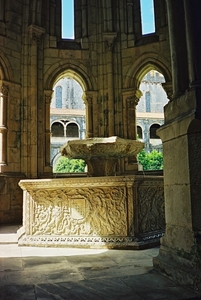 3b Alcobaca  _klooster _Renaissance water basin within the Gothic