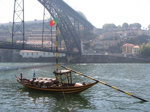 4  Porto _Port-boot, onder de brug Doña Maria Pia, getekend door