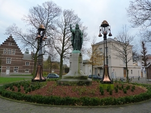 048-Heilig Hart met 2 koperen lantaarns-Lodewijk Van Boechel