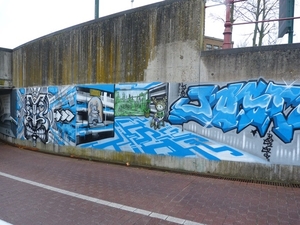 041-Graffiti tekeningen in tunnel