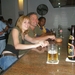 de zuster en vader van Sjarinda, aan de bar in het hotel
