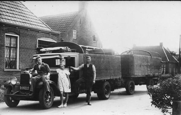 feenstra  plm.1938. Chevrolet met  Leeuwarden. Op de foto mijn va