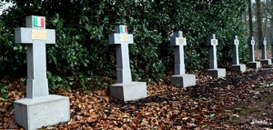 Geseuvelde Italiaanen op Kerkhof Houthulst