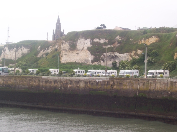 Dieppe,mobilhme parking aan de krijtrots met kapel v:d vissers