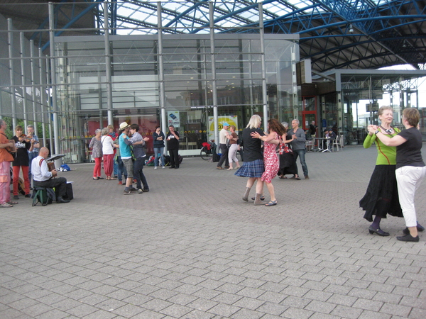 15) Volksdansers aan 't station van Halle