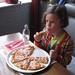 70) Jana met haar pizza