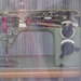 Oude naaimachines in een vitrine