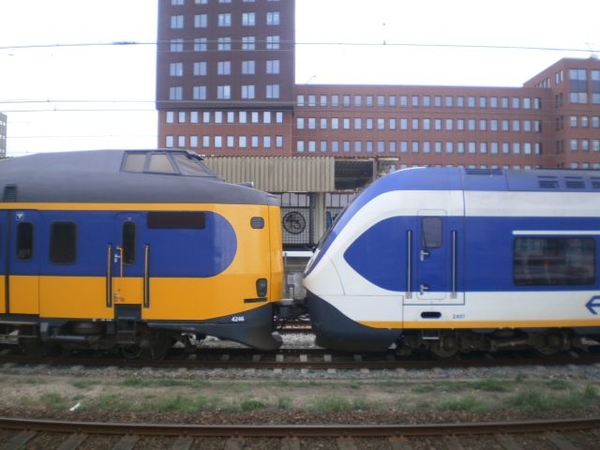 4246+2407 Hollands Spoor Den Haag Een gekoppelde Koploper+SLT