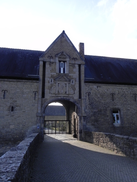 Lavaux-Sainte-Anne  - ingang van het kasteel