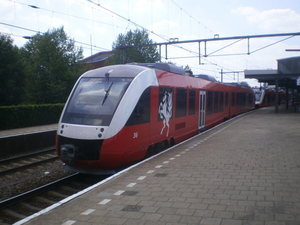 Syntus 36 (in het rood) Station Zutphen 07-06-2013