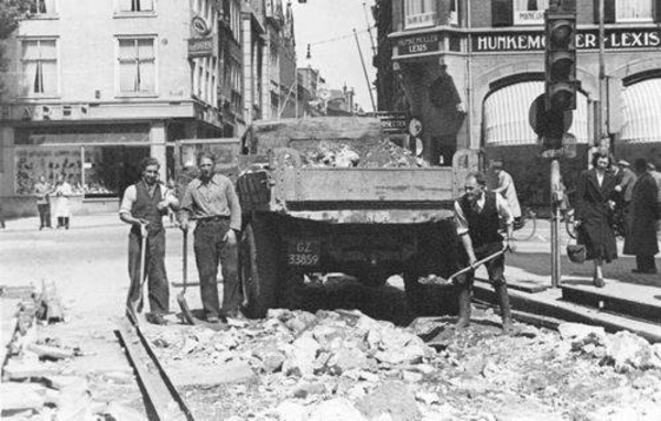 Daar gaan de rails in de Grote Houtstraat hoek Verwulft in 1949
