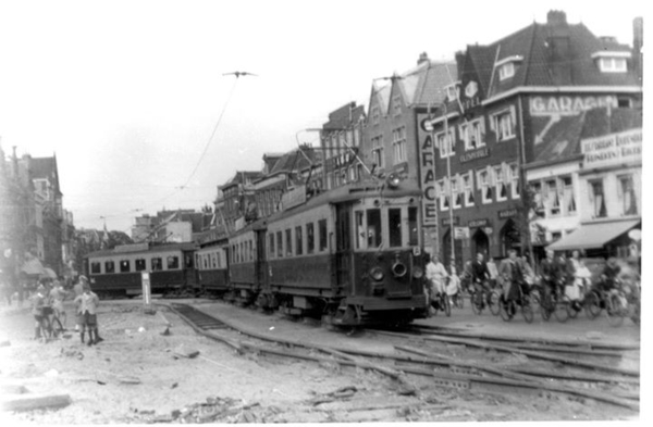 Haarlem 1949  Sloop v d rails van de stadstram op het Houtplein