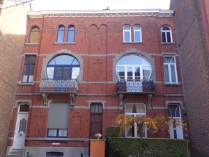Woningen Art Nouveau stijl, venster in hoefijzerboog