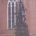 Standbeeld aan de kerk