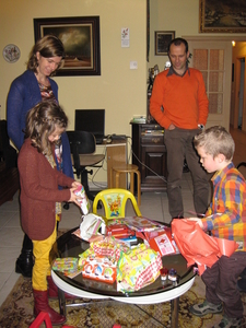 02) Kindjes openen de Kerstpakjes