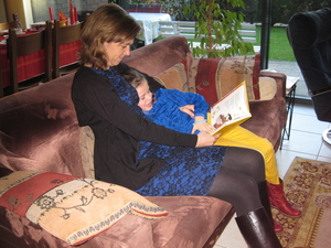 16) Jana aan 't lezen bij mama