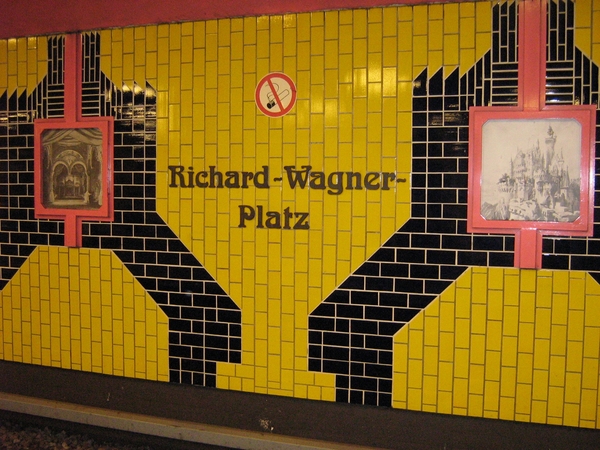 Betegeling in de metro Richard-Wagner-Platz