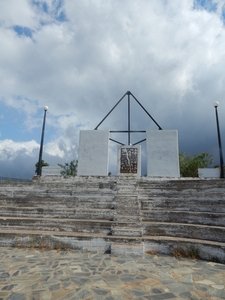 Het oorlogsmonument voor de slachtoffers van Koustoyerako,Livadas