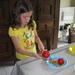 02) Jana snijdt de tomaat