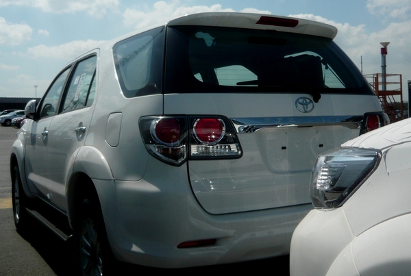 P1400576_Toyota_Fortuner_2015_Rear