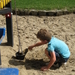 39) Ruben vult het emmertje met zand
