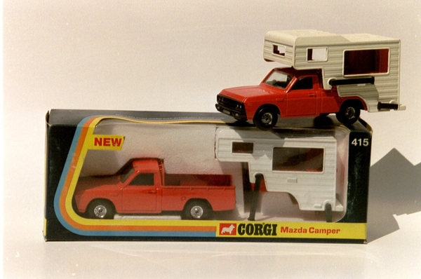008_06_Corgi_1op36_415_Mazda-B1600-Camper=rood&wit