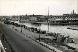 Troelstrakade, de kisten van de groenten en fruitmarkt  1949