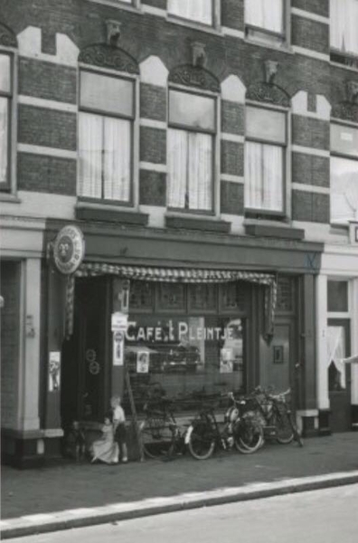 1957 Veenkade 4, caf 't Pleintje (eigenaar N.B. Verhoeven)