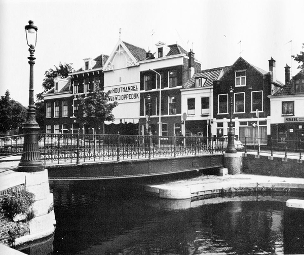 De gietijzeren brug uit 1885 tussen de Veenkade en Noordwal