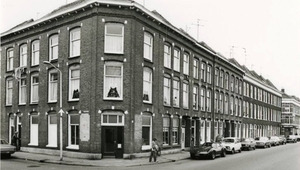 Parallelweg 35-19, gezien Falckstraat naar de Naaldwijksestraat
