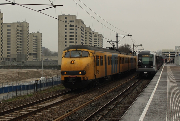 Het treintje passeert hier de Bijlmerbajes Amsterdam