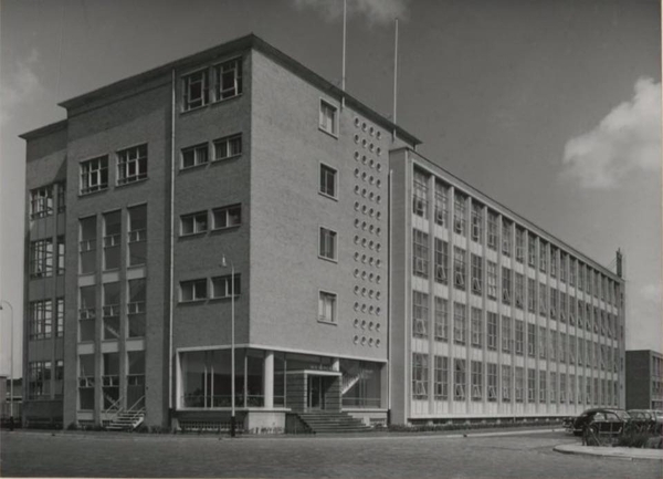 1956 Fruitweg 17, hoek Dynamostraat, fabriek N.V. Van Rijmenam