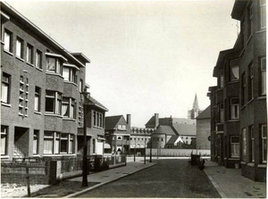 1931 Aalbessenstraat 25-3 en 28-2, richting Perziklaan,