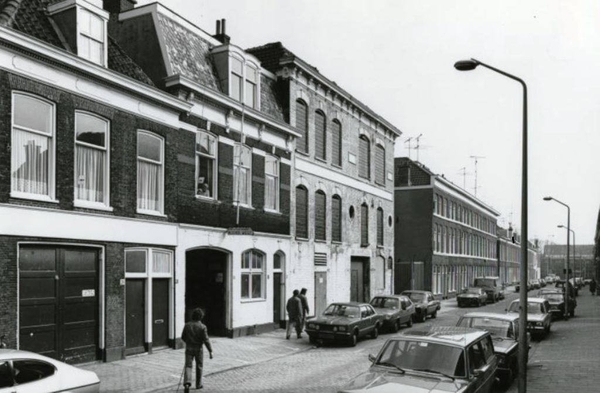 Koninginnestraat 26-36 en 60-122, naar de Parallelweg .1979