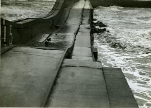 1935 Buitenhaven, stormschade aan het zuider havenhoofd.